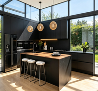 Meubles de cuisine modernes noirs mats sans poignées avec accents en bois chaud et îlot intégré pour résidences haut de gamme