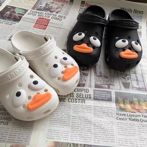 Bonitos zuecos de dibujos animados zapatos encantos pequeño pato extraño cerdo ojos boca nariz expresión divertido agujero zapatos accesorios zapato encantos - Product Image 3