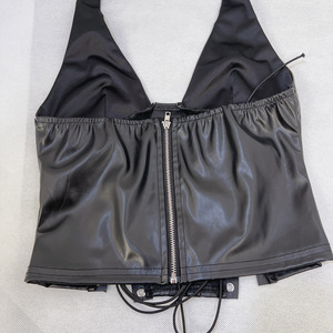 Completo da donna trendy in <span class=keywords><strong>pelle</strong></span> PU: Top scollato e shorts abbinati - Set 2 pezzi sexy Y2K per abbigliamento femminile 2026 - Product Image 6