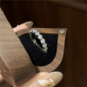 Anillo de Plata de Ley S925 con Diamantes Redondos, Diseño de Círculo Completo, Joyería Unisex para Uso Diario - Product Image 3