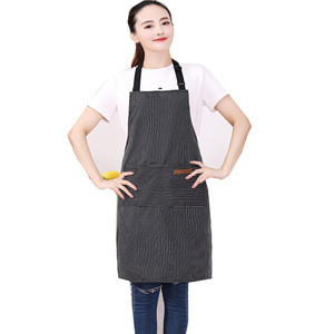 Delantal de cintura elegante y ajustado con diseño clásico de rayas, hecho de polialgodón duradero y repelente a las manchas para mixólogos. - Product Image 2