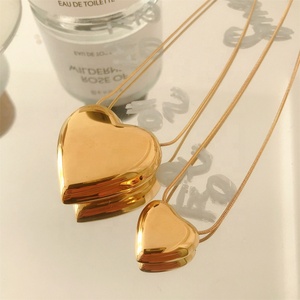 <span class=keywords><strong>Collana</strong></span> <span class=keywords><strong>con</strong></span> <span class=keywords><strong>Cuore</strong></span> <span class=keywords><strong>Grande</strong></span> e Piccolo in Acciaio Inossidabile Placcato Oro 18K, Catena a Maglia Serpente, Impermeabile e Antiossidante, Personalizzabile all'Ingrosso - Product Image 2