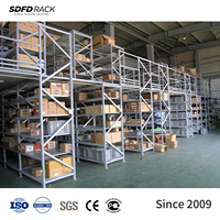 Plateforme de mezzanine à structure en acier avec escalier, pour stockage en hauteur et charges lourdes