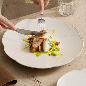 Assiette <span class=keywords><strong>en</strong></span> céramique beige rétro <span class=keywords><strong>de</strong></span> luxe léger avec bord doré, bordure irrégulière <span class=keywords><strong>en</strong></span> forme <span class=keywords><strong>de</strong></span> pétale pour la présentation <span class=keywords><strong>de</strong></span> <span class=keywords><strong>table</strong></span> <span class=keywords><strong>en</strong></span> restaurant occidental - Product Image 1