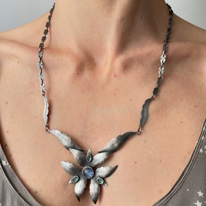 สร้อยคอเซราฟิมงานฝีมือจากทองแดง แทนซาไนต์ และอะพาไทต์ - ชิ้นงานที่ไม่เหมือนใคร - สร้อยคอรูปดอกกล้วยไม้ - Product Image 6