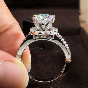 Anello di fidanzamento da donna F981 in oro bianco con diamante taglio brillante rotondo naturale colore G e design a halo - Product Image 3