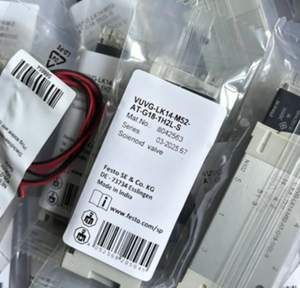 โซลินอยด์วาล์ว Vuvg-bk14-m52-at-f-1r8l-s ของแท้ใหม่เอี่ยม รุ่น 8042575, แบบ 5/2 ทาง ชนิด Monostable Internal Pilot Flange, 24V D - Product Image 2