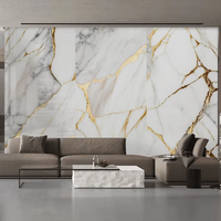 Panneau mural en PVC à motif marbre blanc de haute qualité avec fissures dorées, revêtement mural décoratif durable pour l'intérieur d'un appartement