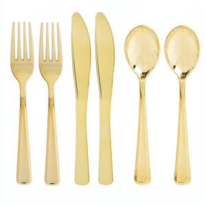 أدوات مائدة بلاستيكية ذهبية للاستخدام مرة واحدة تشمل شوك وسكاكين وملاعق وأطباق للحفلات - Product Image 1