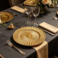 Assiette de présentation en plastique doré à nervures radiales, robuste, réutilisable, durable, brillante et légère, pour la restauration hôtelière, les mariages et les événements.