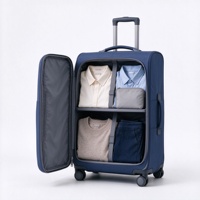 Valise à roulettes souple bleu marine avec deux poches frontales zippées, poignée télescopique et poignée latérale
