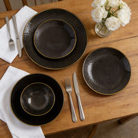 Assiettes en plastique jetables semi-transparentes noires modernes avec bordure dorée et texture martelée pour événements et fêtes – Vente en gros