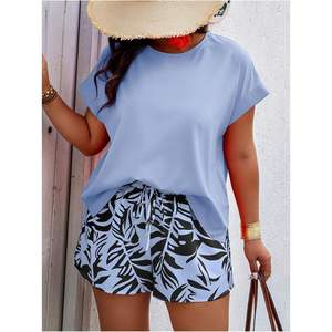Conjunto de verano de 2 piezas para mujer, talla grande, blusa de gasa de manga corta y pantalones cortos estampados, atuendo informal. - Product Image 4