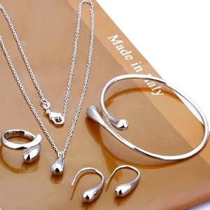 Boucles d'oreilles tendance en laiton en forme de goutte d'eau, plaqué or 18 carats, ensemble de bijoux en zircon pour femme, idéal pour fiançailles et anniversaire - Vente en gros usine - Product Image 2