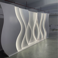 Dinding Latar Belakang Pernikahan LED Putih Desain Bentuk S Pemrosesan PVC Sumber Kustom