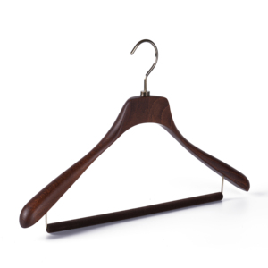 Cintre en bois antidérapant à épaules larges avec barre en velours et crochet rotatif à 360° pour costumes, blazers, hôtels, armoires et usines - Product Image 1
