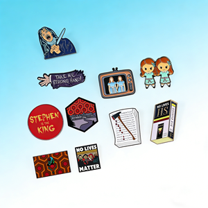 ราคาโรงงาน สินค้าใหม่ ชุดของสะสมจากซีรีส์สยองขวัญของสตีเฟน คิง  ชุดเข็มกลัดโลหะเคลือบลาย The Shining Twins - Product Image 2