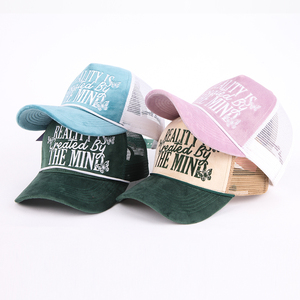 قبعة شاحنة من جلد الغزال 5 ألواح مخصصة للبيع بالجملة ، قبعة سائقي الشاحنات المخملية من الخلف بشعار مطرز - Product Image 5