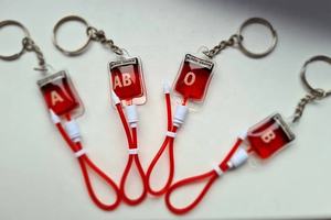 Porte-clés pendentif en forme de paquet de sang pour <span class=keywords><strong>transfusion</strong></span>, vente chaude 2023, miniature d'Halloween, ornement de donneur pour infirmière et médecin - Product Image 6