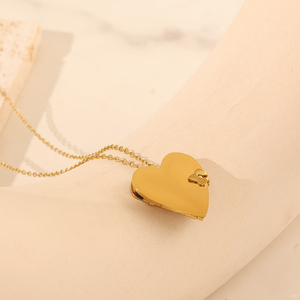 Collana con Ciondolo a Cuore Personalizzabile in Acciaio Inossidabile Placcato Oro, Impermeabile, con Lettera Incisa, Regalo per Donne - Product Image 4