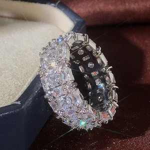 Bague de luxe à quatre griffes pavées pour hommes et femmes, bijou de doigt élégant et tendance - Product Image 3
