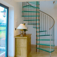 Escalier en colimaçon moderne en verre incurvé pour l'intérieur Garde-corps en chêne massif Villa Loft 1400 mm Luxe Gain de place