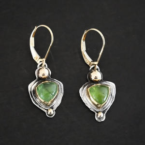 Pendientes de resina verde con diseño geométrico en forma de escudo, engaste de bisel, joyería para fiesta, postes de cobre para las orejas - Product Image 1