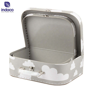 Nueva maleta de papel de cuero marrón de alta calidad con diseño personalizado para empaque de regalos infantiles. - Product Image 2