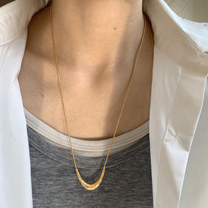 Collana a Catena con Luna Crescente in Ottone Placcato Oro 18K Opaco e Platino, Gioielli da Donna all'Ingrosso - Product Image 3