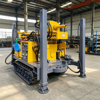 Machine de forage de puits d'eau avec capacité de circulation inversée et réservoir de décantation pour formations gravillonnées