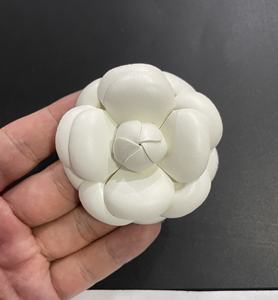 Broche élégante en cuir PU plaqué argent avec camélia doré parfumé, modèle Super Shaped Corsage de Moxin Wang Yibo pour femme - Product Image 1
