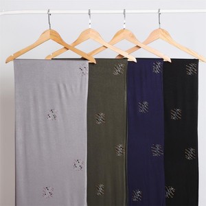 2025 Venta caliente étnico sólido musulmán Jersey Hijab cabeza de diamantes de imitación diseñado bufanda para mujeres Bandanas cuatro estaciones diseño personalizado - Product Image 4