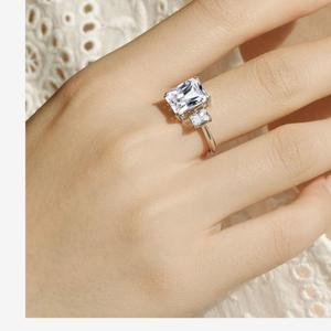 Élégante bague <span class=keywords><strong>solitaire</strong></span> <span class=keywords><strong>en</strong></span> zircone cubique pour elle - Style doré à l’or 10 carats - Product Image 6