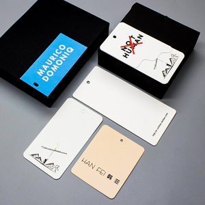 Sang Trọng 400gsm Bóng Các Tông Màu Đen Treo Thẻ Tùy Chỉnh Logo Dập Nổi Cho Quần Áo Giày Túi Chuỗi Phong Cách Giấy May Mặc Nhãn - Product Image 6