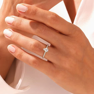 Bague de fiançailles en diamant de laboratoire taille poire certifié IGI 1 carat D VVS2 avec pierres latérales serties pavé en or jaune 10k/14k/18k - Product Image 3
