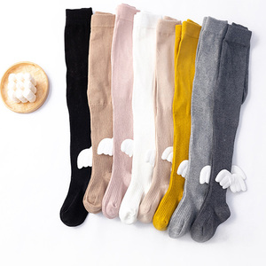 <span class=keywords><strong>Leggings</strong></span> in <span class=keywords><strong>pile</strong></span> lavorato a maglia OEM ODM per neonati con ali d'angelo e calzini annodati, collant per bambine, abbigliamento per bambini - Product Image 1