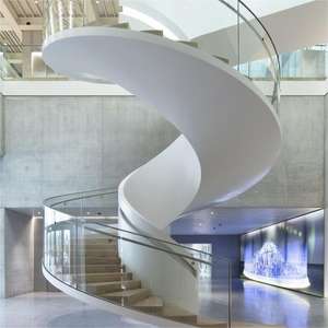 บันไดแบบเกลียวในร่มพร้อมด้วยราวบันไดไม้และราวจับเสาทำจากพีวีซีและหินอ่อน - Product Image 1