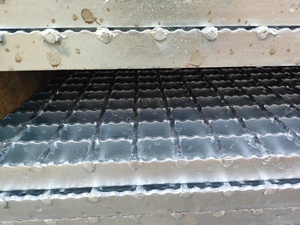 Grille en <span class=keywords><strong>acier</strong></span> soudée à chaud, galvanisée à chaud, à surface dentelée (découpe/laminage à chaud/poinçonnage) fabriquée en Chine. - Product Image 4