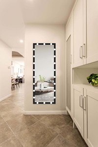 BEAUTME <span class=keywords><strong>Espejo</strong></span> de piso para dormitorio <span class=keywords><strong>con</strong></span> luces, 22 <span class=keywords><strong>bombillas</strong></span> LED Marco de aluminio <span class=keywords><strong>Espejo</strong></span> de <span class=keywords><strong>cuerpo</strong></span> completo grande <span class=keywords><strong>con</strong></span> luces Negro - Product Image 5