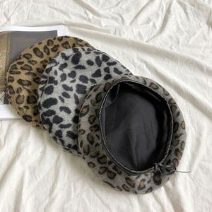 หมวกเบเร่ต์ลายเสือดาว สไตล์ฮาร์เบอร์ คุณภาพสูง ขายส่ง ราคาพิเศษ สำหรับฤดูใบไม้ร่วงและฤดูหนาว เหมาะสำหรับใส่ลำลองหรือเป็นศิลปิน - Product Image 6