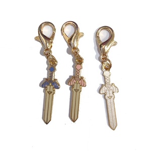 Hochwertiger Zinklegierungs-Charm in Gold oder Silber, Anpassbares Videoplayer-Logo, Emaille-Charm, Designer-Metallanhänger - Product Image 3
