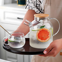 Verre résistant au froid et à la chaleur avec poignée en bambou transparente 1000ml 1800ml pour thé aux fruits, thé aux herbes, eau glacée, pichet à eau en verre