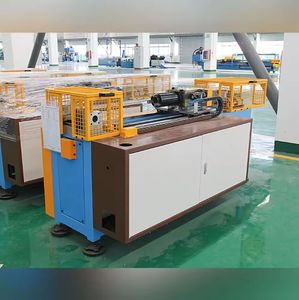 Machine de cintrage hydraulique entièrement automatique à 3-4 tubes pour condenseurs et évaporateurs de climatisation - Product Image 2