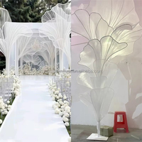 Installation d'art en soie géante personnalisée, installation d'art en organza de soie géante faite à la main pour la scène de mariage, l'affichage de fenêtres