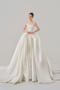 Robe de mariée simple en satin sans bretelles, coupe trapèze, style petite robe de bal - Product Image 4