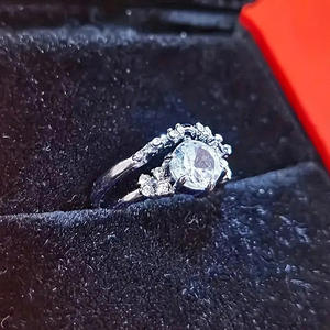 Anello di Fidanzamento T0642 per Donna in Oro Bianco con Diamante Taglio Brillante Rotondo Colore G Naturale e Diamanti Laterali - Product Image 5