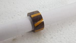 Vente en gros ronds de serviette en bois avec incrustation de résine jaune ronds de serviette gravés décorations pour mariages et table - Product Image 2