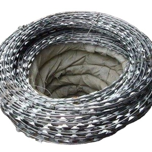 <span class=keywords><strong>ลวดหนาม</strong></span>เหล็กม้วน รุ่น BTO22 และ CBT65 ชุบกัลวาไนซ์เพื่อป้องกันรั่วซึมสำหรับรั้ว - Product Image 1