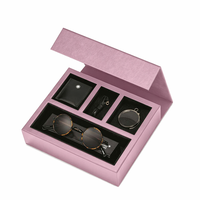 Boîte cadeau personnalisée en carton fait main avec fermeture magnétique, finition mate, gaufrage et insert en mousse EVA