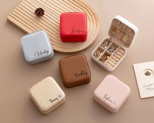 ของขวัญงานเลี้ยงสละโสดแบบส่วนตัวสำหรับเพื่อนเจ้าสาว สร้อยข้อมือ กระเป๋าเครื่องสำอาง กล่องใส่เครื่องประดับ แว่นกันแดด ผ้าปิดตา แก้วน้ำ - Product Image 3